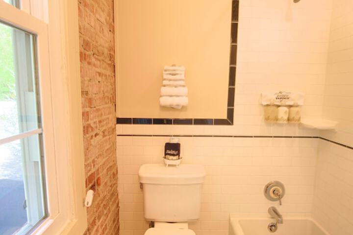 Room 40 of 243