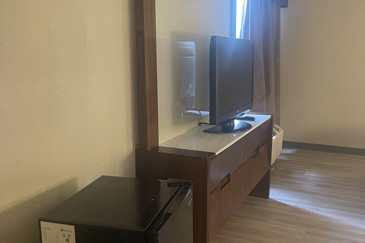 Red Roof Inn & Suites Hinesville