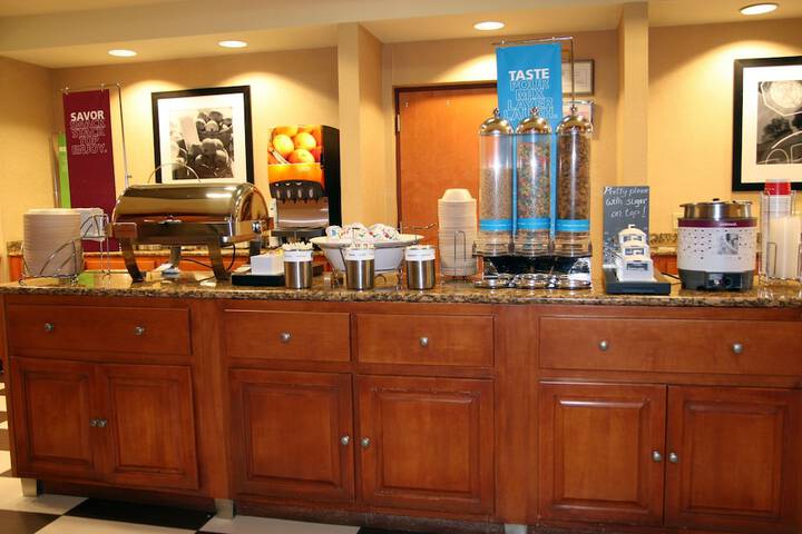 Hampton Inn & Suites Manchester-Bedford
