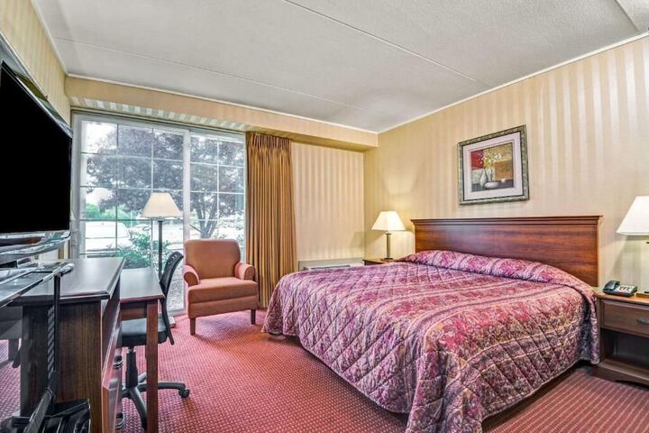 HomeSpring Inn & Studios