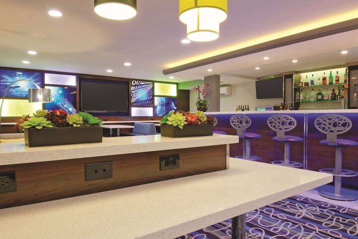 Lounge 39 of 43