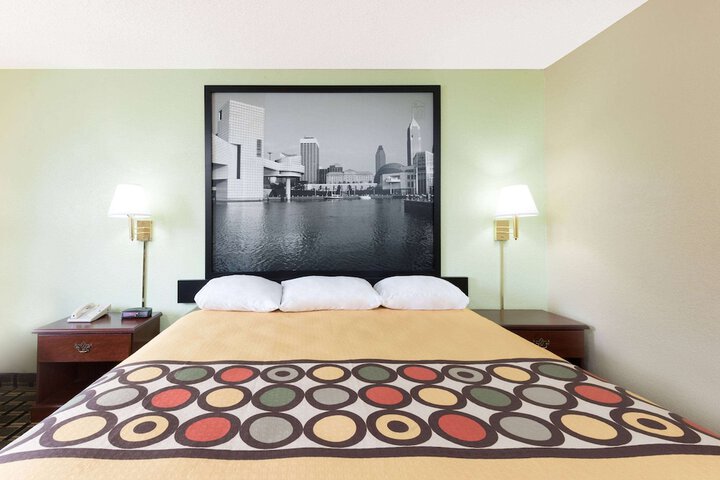 Super 8 by Wyndham Twinsburg / Cleveland Area