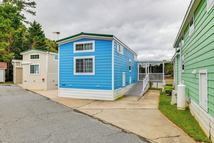 Waterfront Lake Norman Cabin w / Screened Porch!
