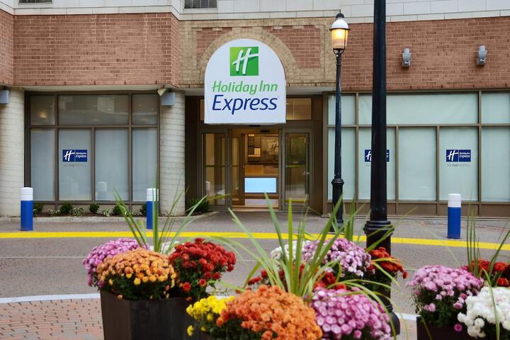 Holiday Inn Express Toronto - Downtown by IHG
