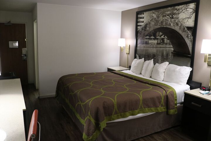Room 13 of 28