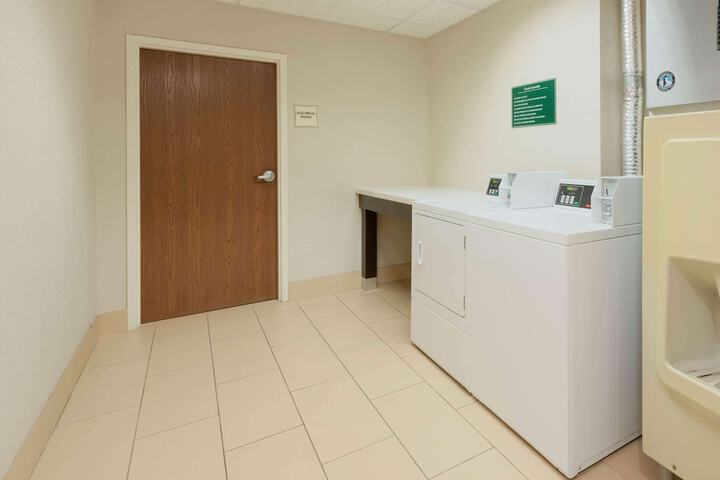 La Quinta Inn & Suites by Wyndham Columbus - Grove City