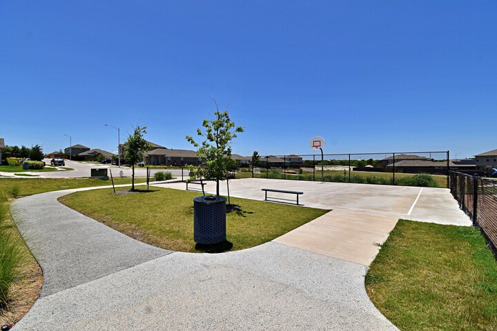 Long-term Stays Family-friendly Communal Pool!