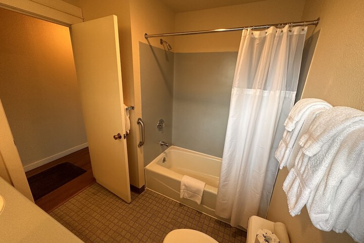 Room 52 of 181