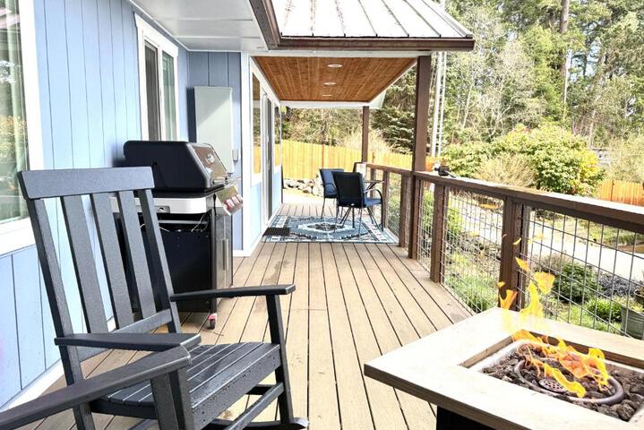 Puget Sound Chic Romantic Cottage with Private Beach Access & Gated Entry