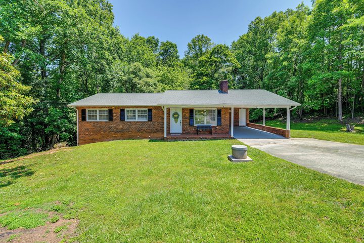 Charming Jonesville Home w / Grill - Near Wineries!