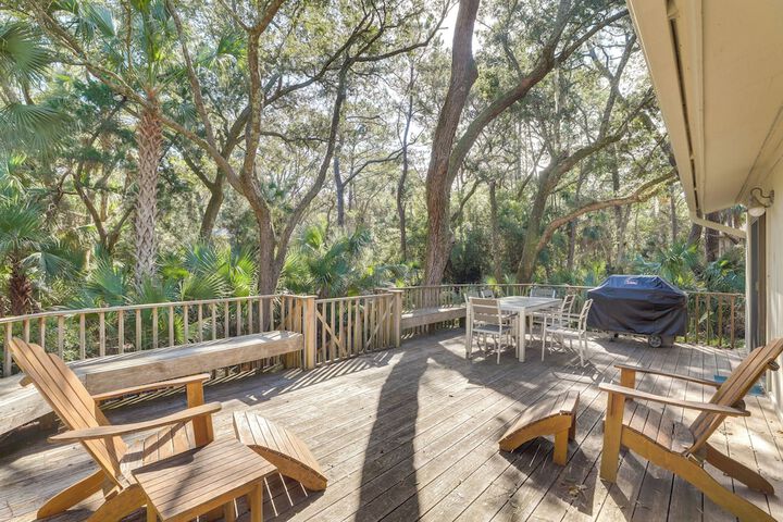 Spacious Kiawah Island Home w / Deck Walk to Beach