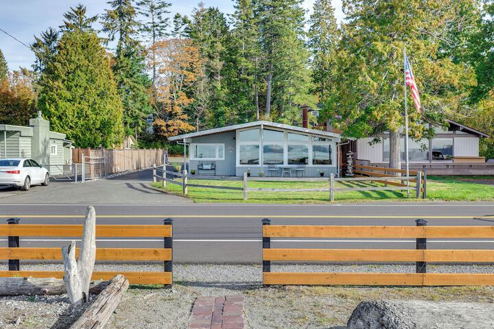 Bayfront Retreat w / Private Beach in Birch Bay