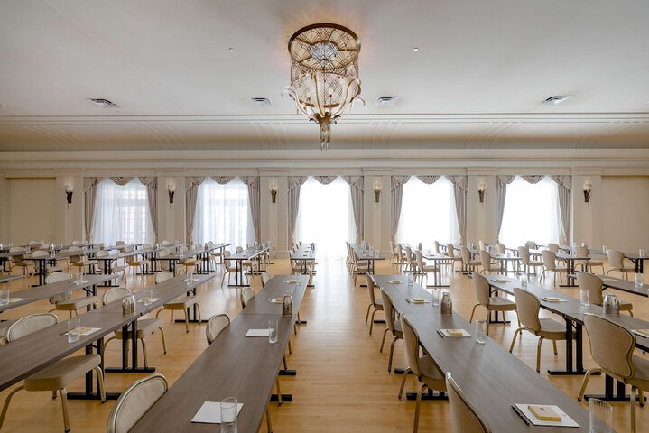 Hotel Fort Des Moines Curio Collection by Hilton