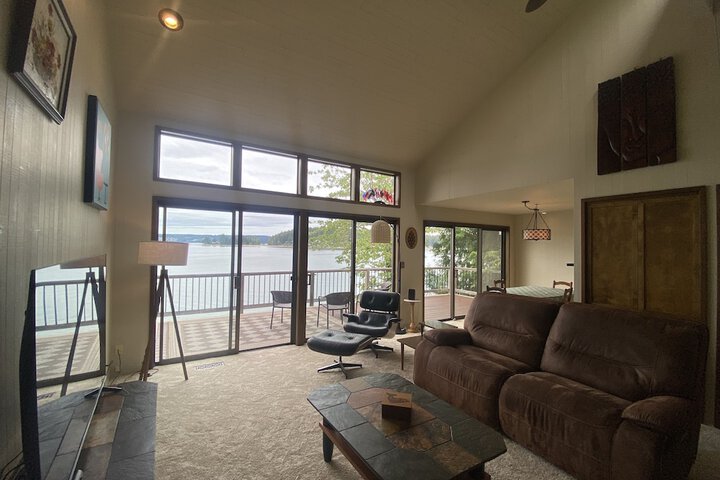 PNW MCM 155ft Private Waterfront Gem on Raft Island w / Hot Tub 3 Bedroom Home by RedAwning