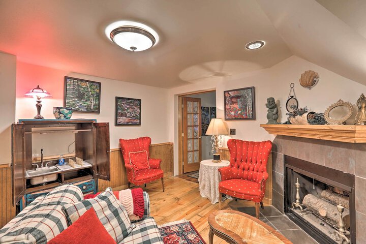 Chicago Creek B & B: 1 Mi to Mt. Blue Sky!