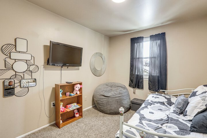 Charming Willow Grove Home w / Patio + Fire Pit!