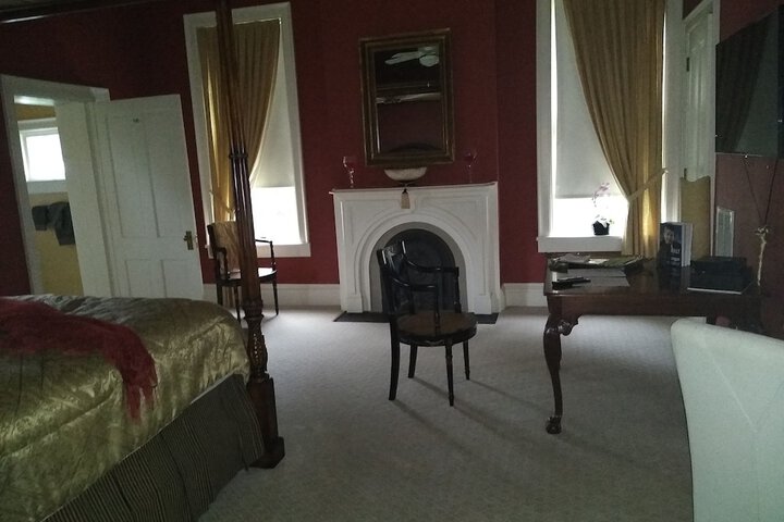 Room 11 of 32