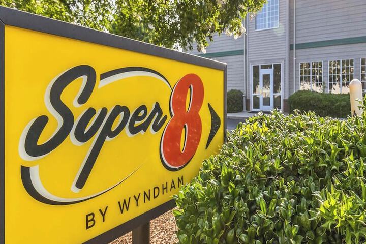 Super 8 by Wyndham Smithfield / Selma