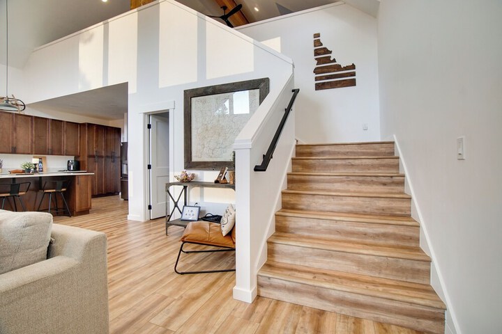 Modern Donnelly Cabin w / Private Hot Tub