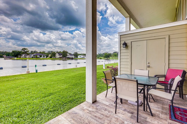 Beautiful Waterfront Condo on Lake Conroe w / Dock