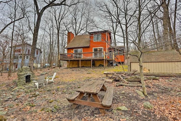 4 Mi to Tubing: Cozy Bushkill Cabin w / Deck!