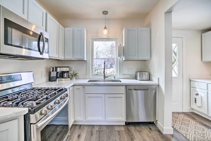Cozy Plymouth Cottage w / Medicine Lake View!