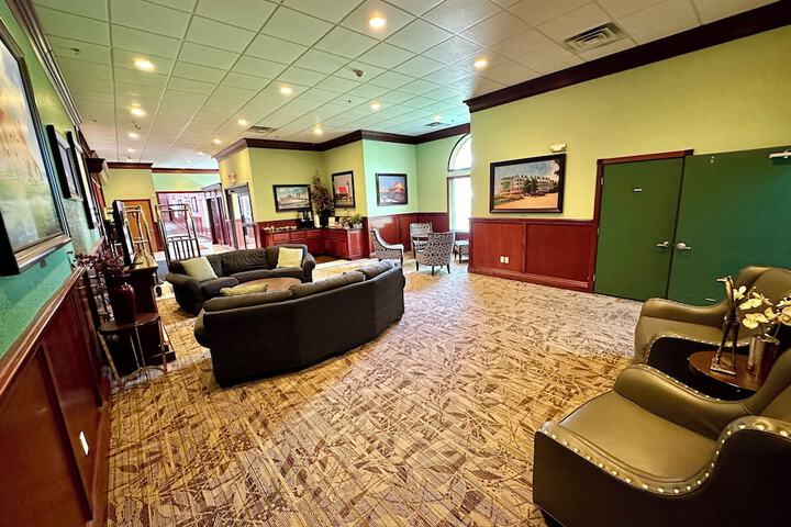 Mackinaw Beach & Bay Inn & Suites