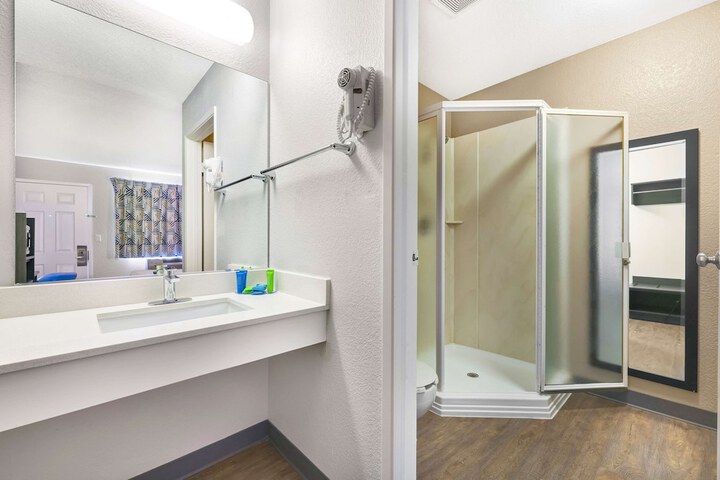 Motel 6 Kirkland WA - North Kirkland