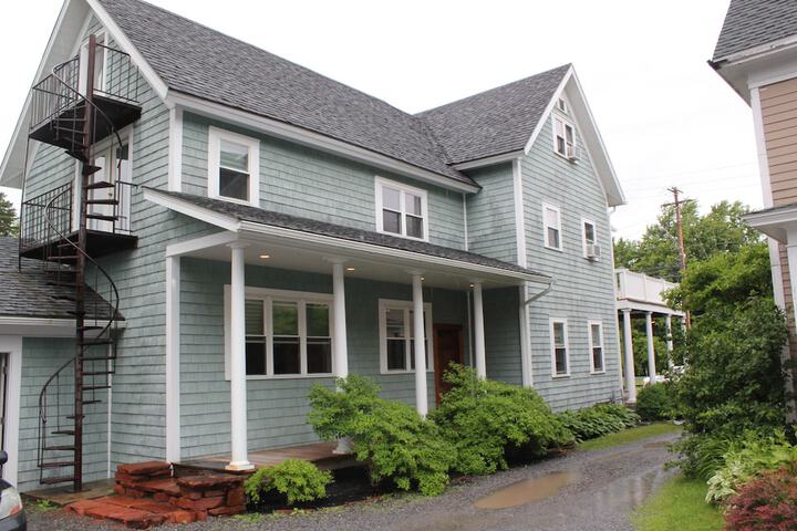 24 East Main Street B & B