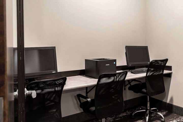 Business Center 75 of 77
