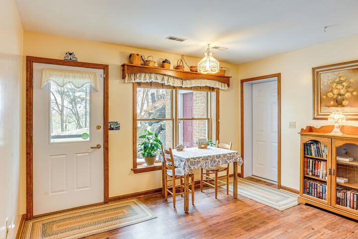 Charming Apartment w / Yard & Beautiful Gardens!