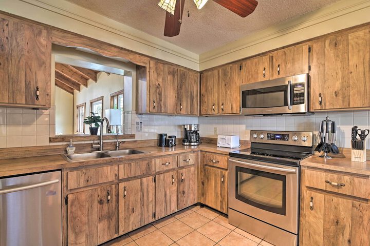 Grand Valrico Home w / Deck Fire Pit & Yard!