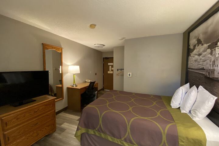 Super 8 by Wyndham Green Bay Near Stadium