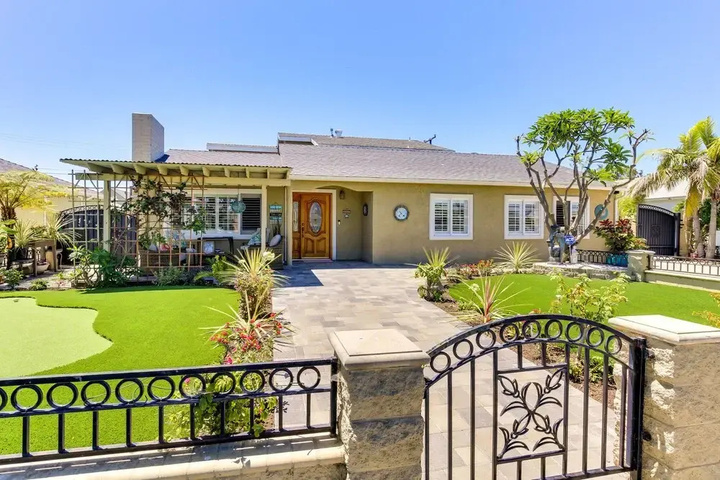 Westminster Escape Near Beaches & Shopping!