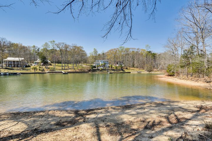Waterfront Getaway w / Fire Pit + Game Room!