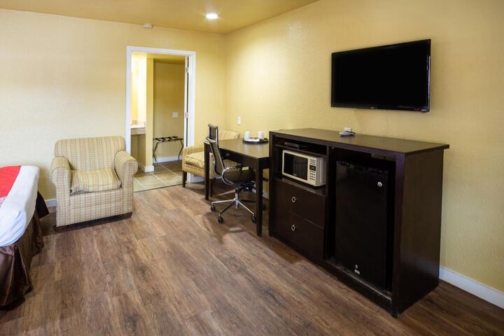 Woodridge Inn and Suites