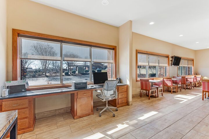 Business Center 14 of 16