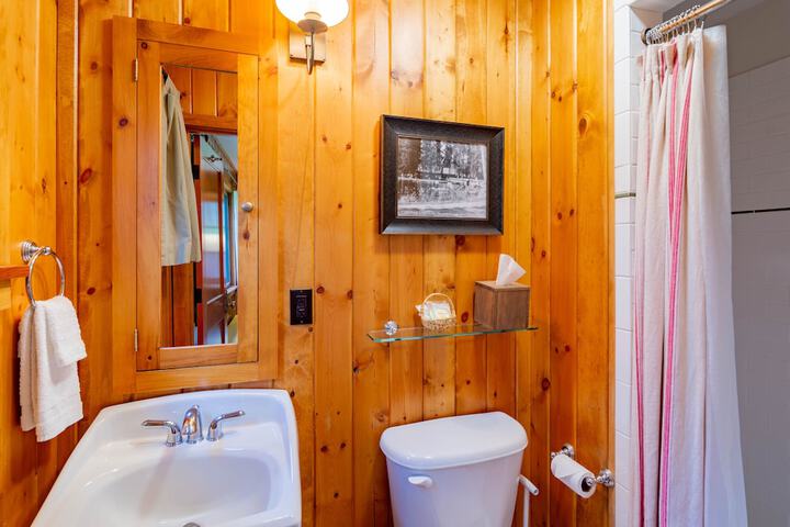 Lake Creek Lodge
