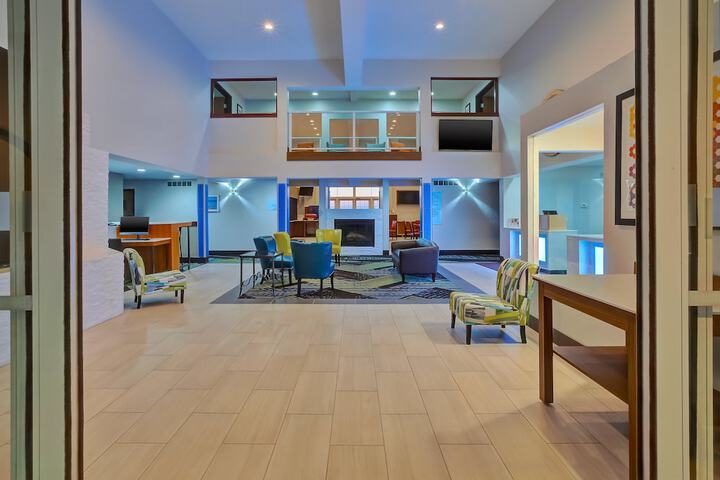 Holiday Inn Express & Suites Petoskey by IHG