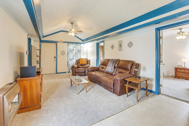 Clanton Cottage w / Charcoal Grill & Porch!