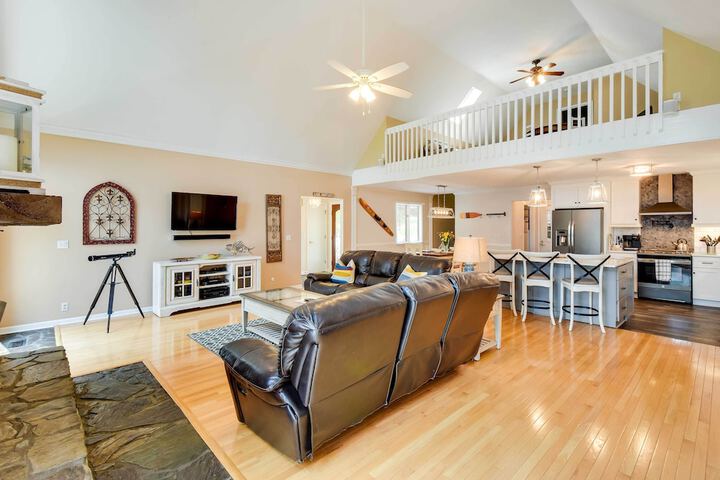 Lake Hartwell Home w / Private Dock & Hot Tub!