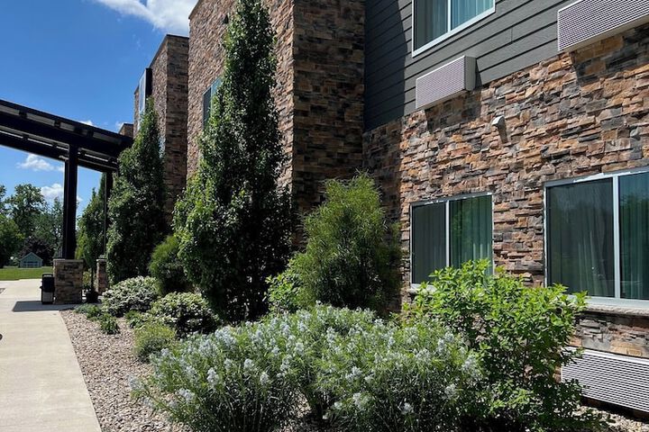 The Grove Inn & Suites
