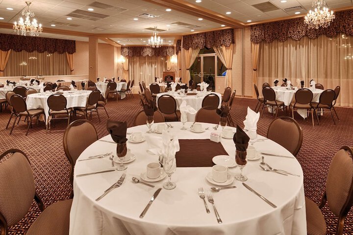 Dining 53 of 65