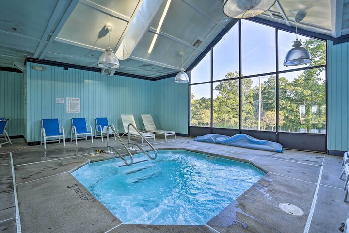 Pools Hot Tub & More: Bushkill Mountain Getaway!