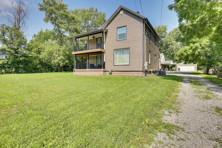 3 Mi to Downtown Youngstown: Apt w / Deck!