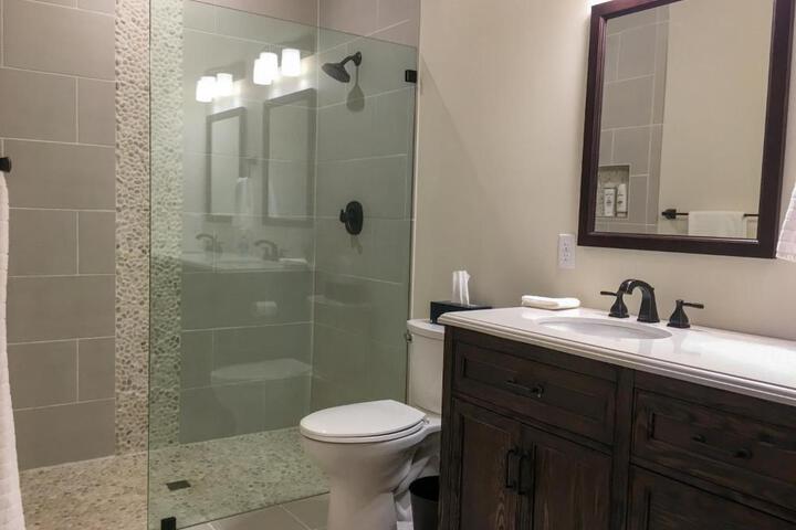 Lakefront Home 4 Bedroom 4 Bath Sleeps 12