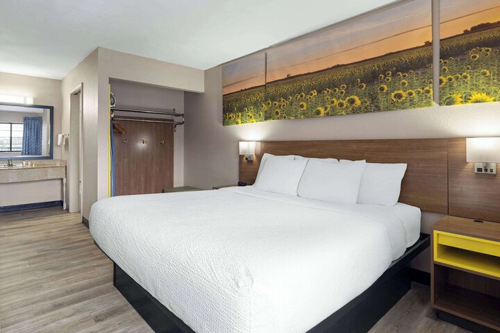 Days Inn & Suites by Wyndham Kokomo