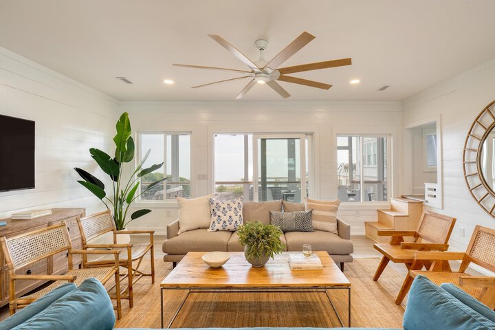 Oceans Eye by Avantstay Beach Front Home w / Roof Top Pool & Putting Green!