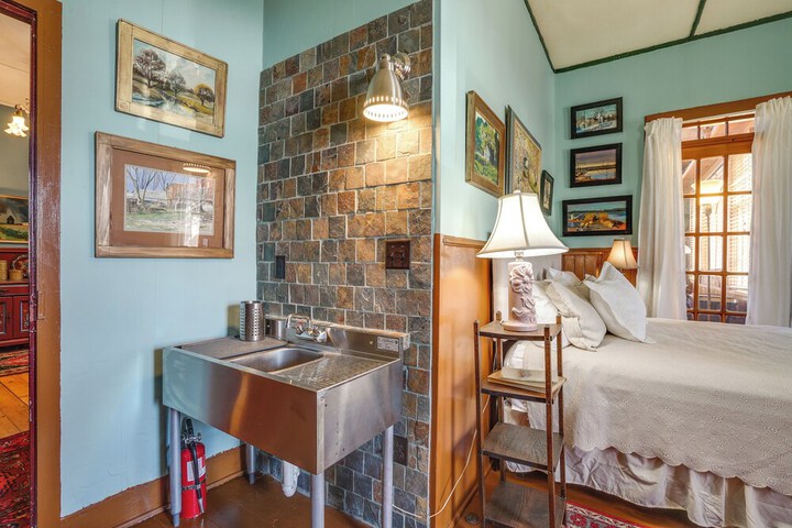 Lake Pepin Getaway w / Pond Walk to Restaurants!
