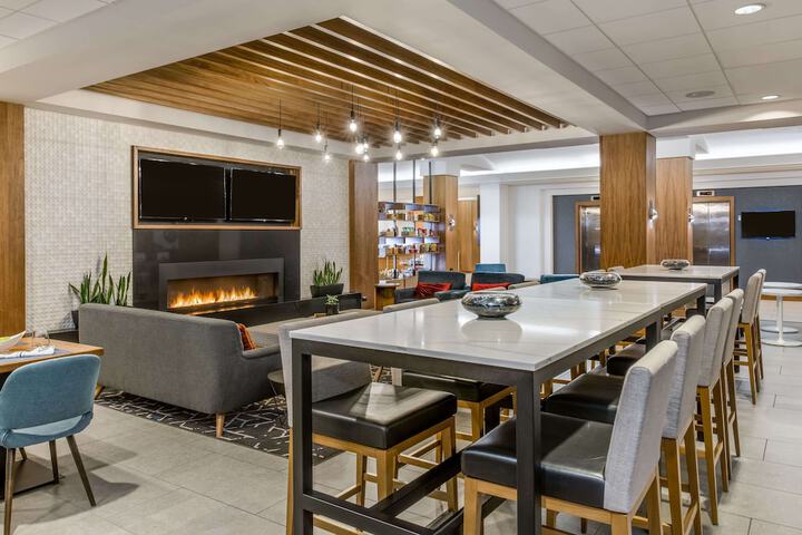 Lounge 65 of 69